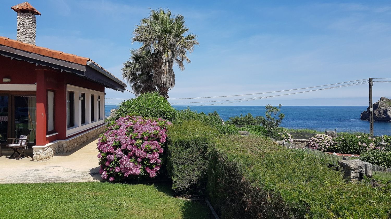 House for sale on the seafront in the Las Cerreas neighborhood, in Peilagos