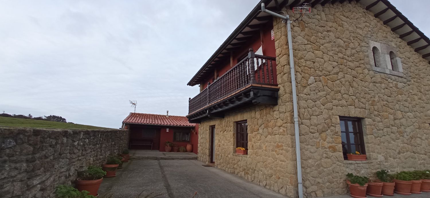 Casa en venta en primera línea de mar en el barrio Boria, en San Vicente de la Barquera