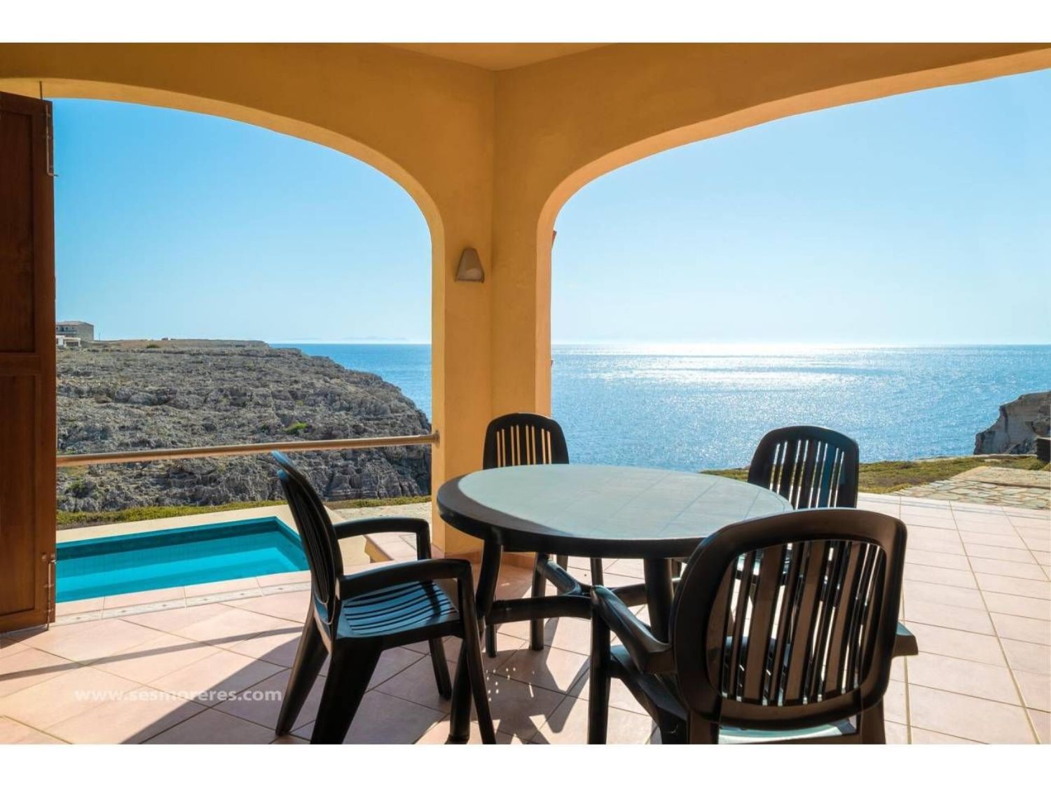 Casa en venta en primera línea de mar en Cala en Blanes, en Menorca