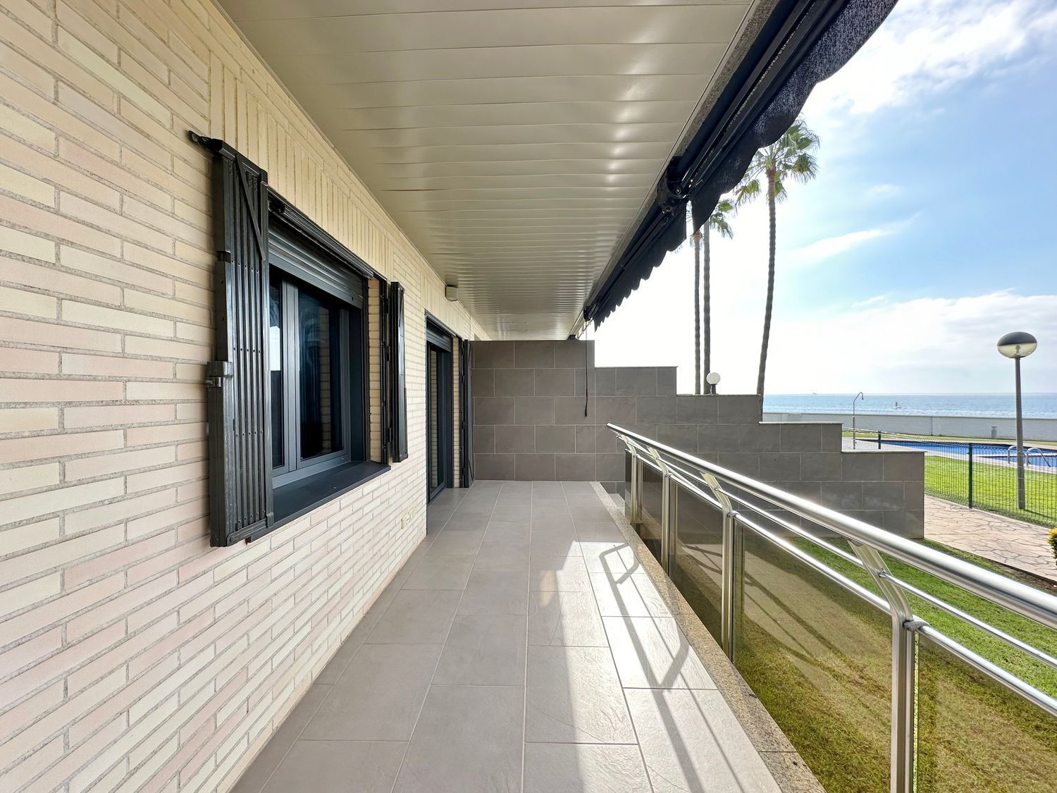 Ground floor for sale on the seafront on Carrer de les Barqueres, in Miami Playa