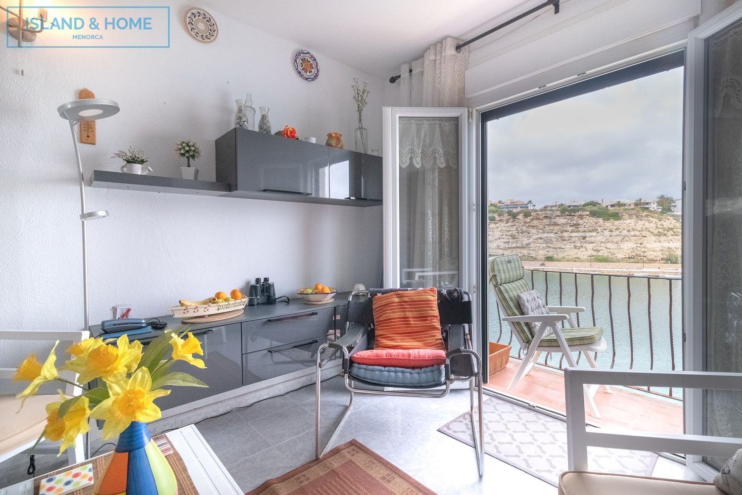 Flat for sale on the seafront in Calle Moll del Fonduco, Menorca