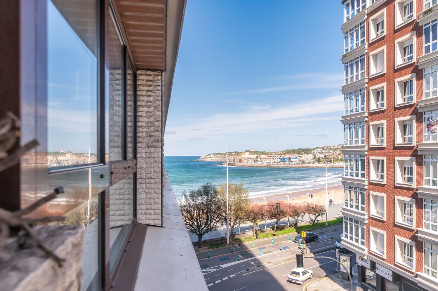 Apartment for sale on the seafront on Calle Menéndez Pelayo, in Gijón