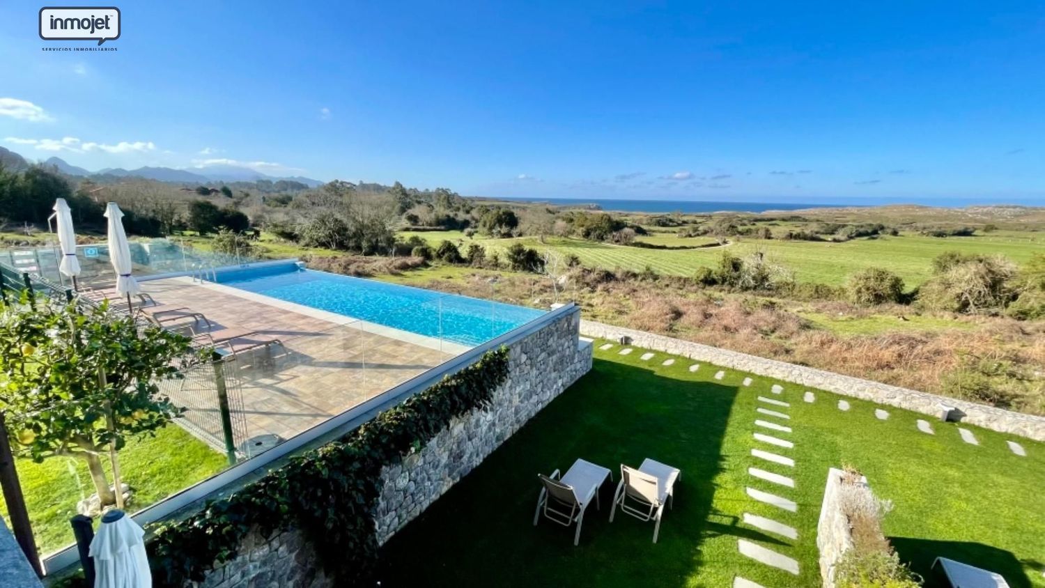 House for sale on the seafront in Vía, in Llanes