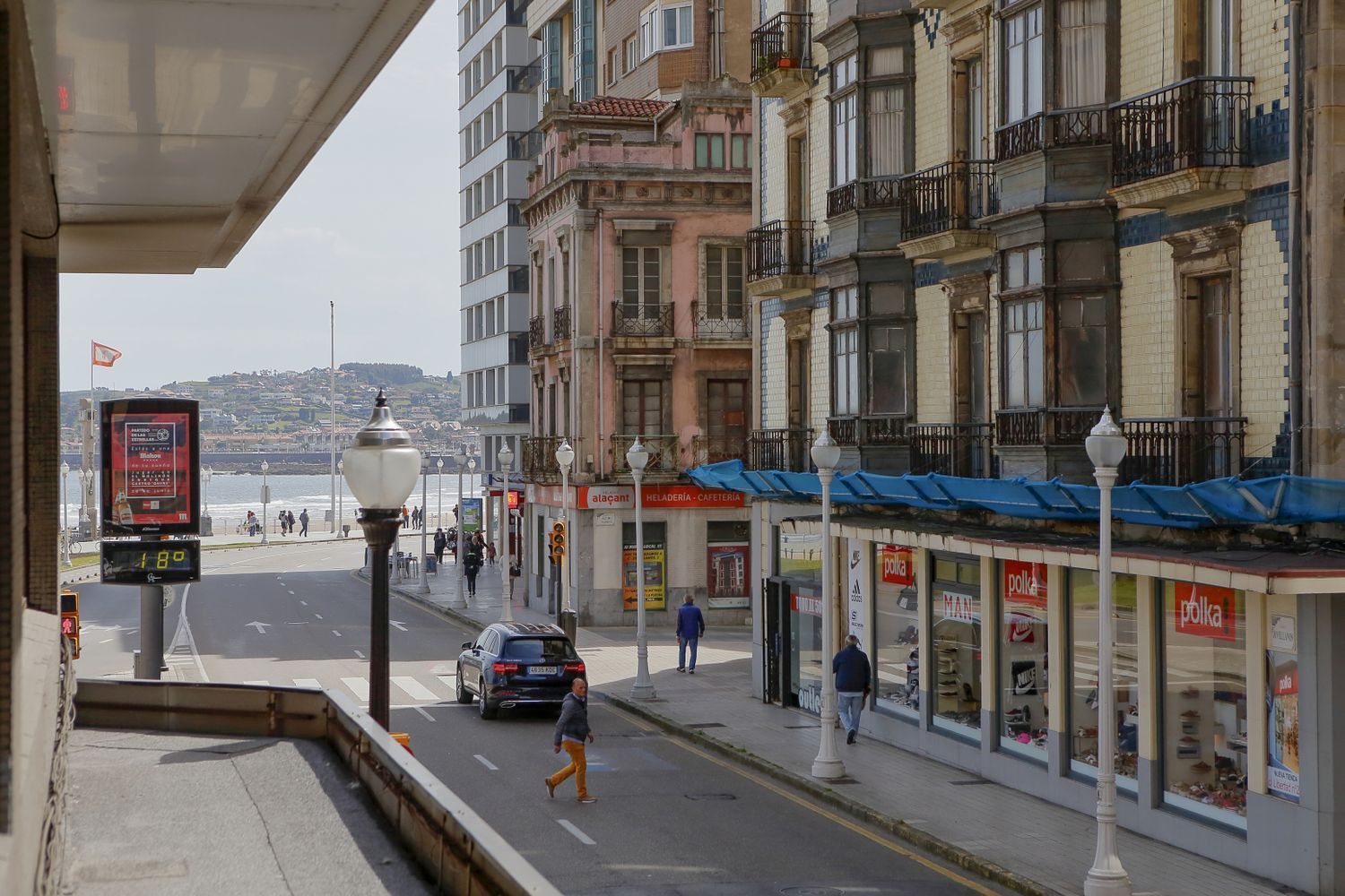 Apartment for sale on the seafront on Calle Jovellanos, in Gijón