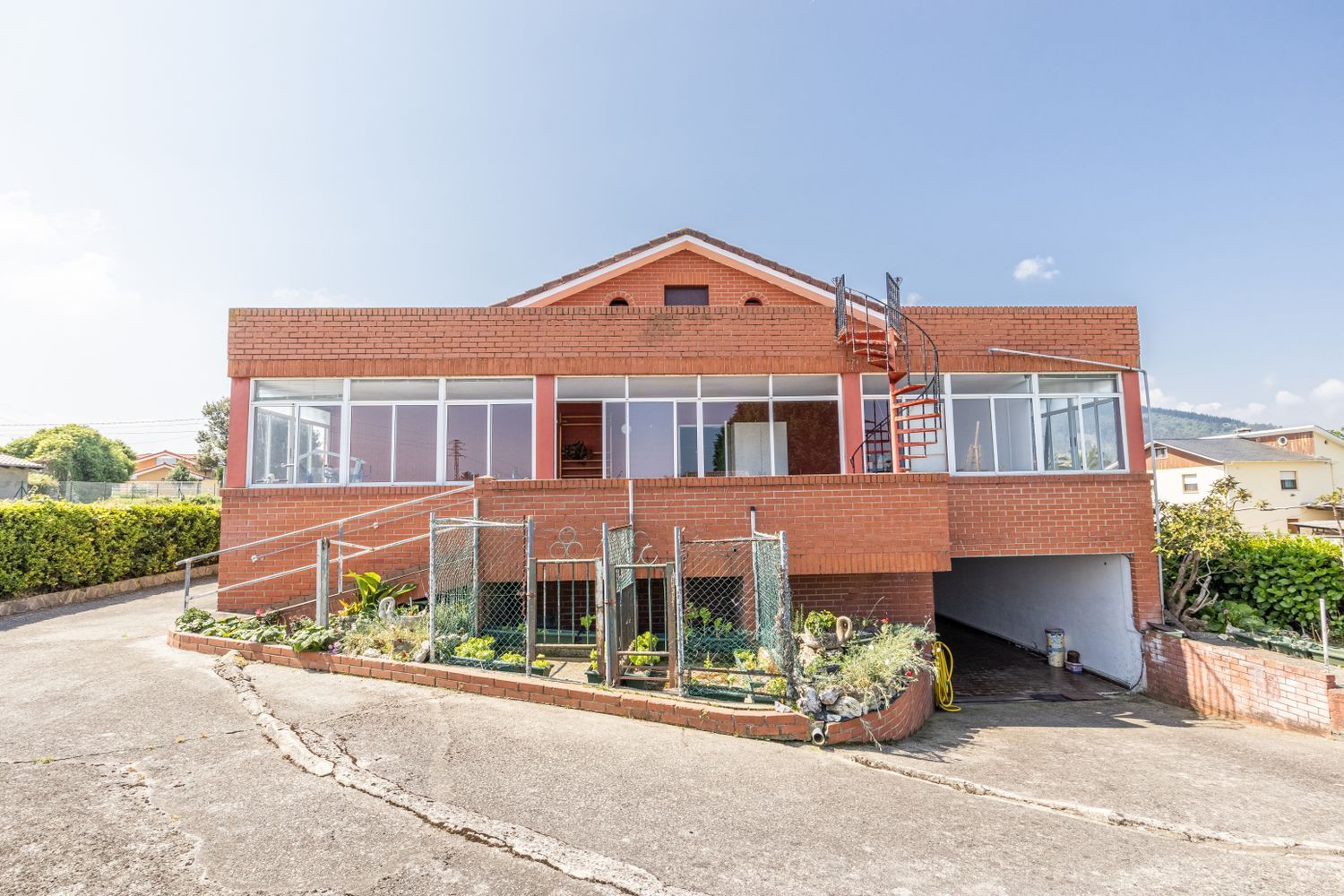 Vende-se casa à beira-mar na rua Villar, em Avilés