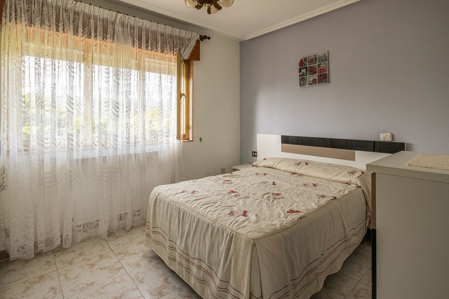 Vende-se casa à beira-mar na rua Villar, em Avilés