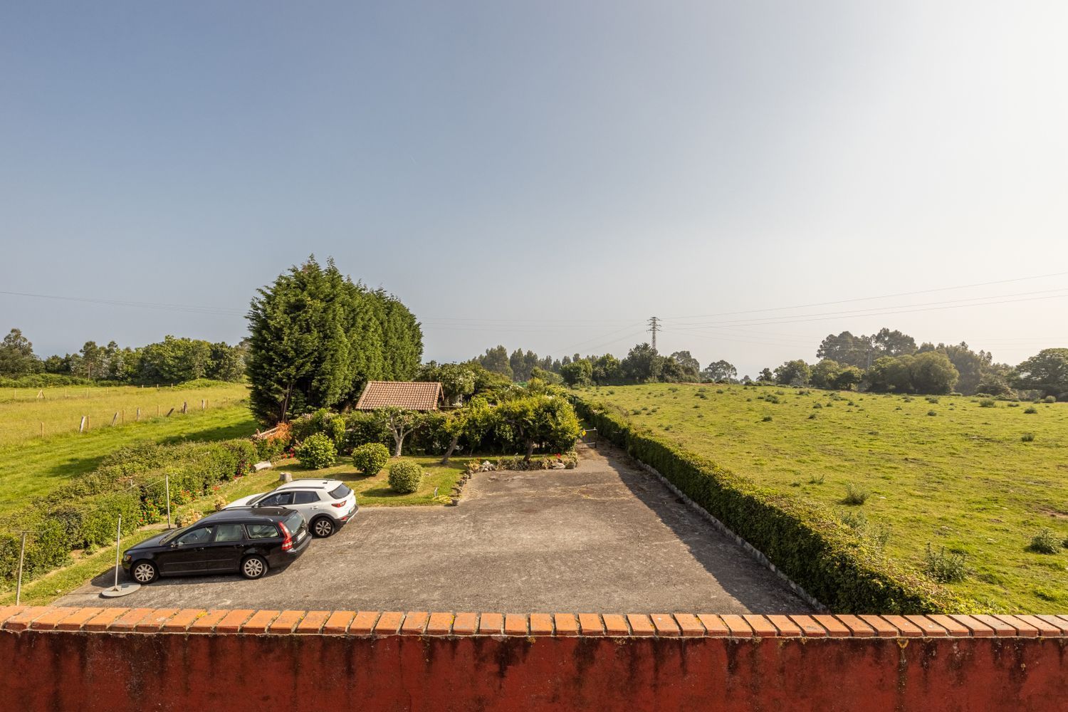 Vende-se casa à beira-mar na rua Villar, em Avilés