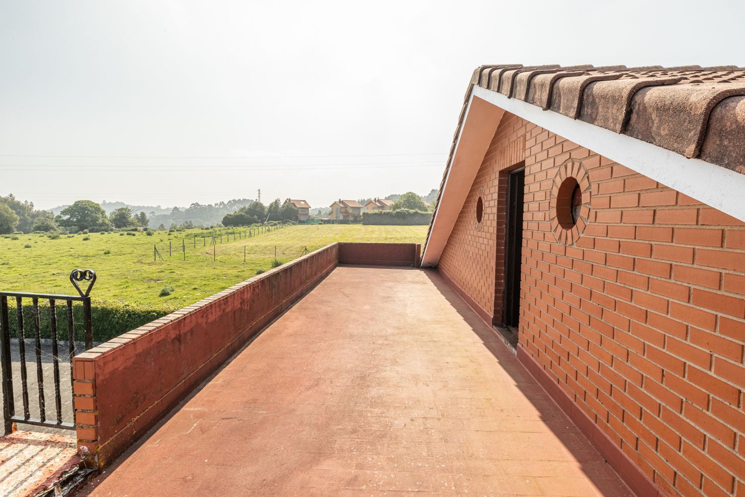 Vende-se casa à beira-mar na rua Villar, em Avilés