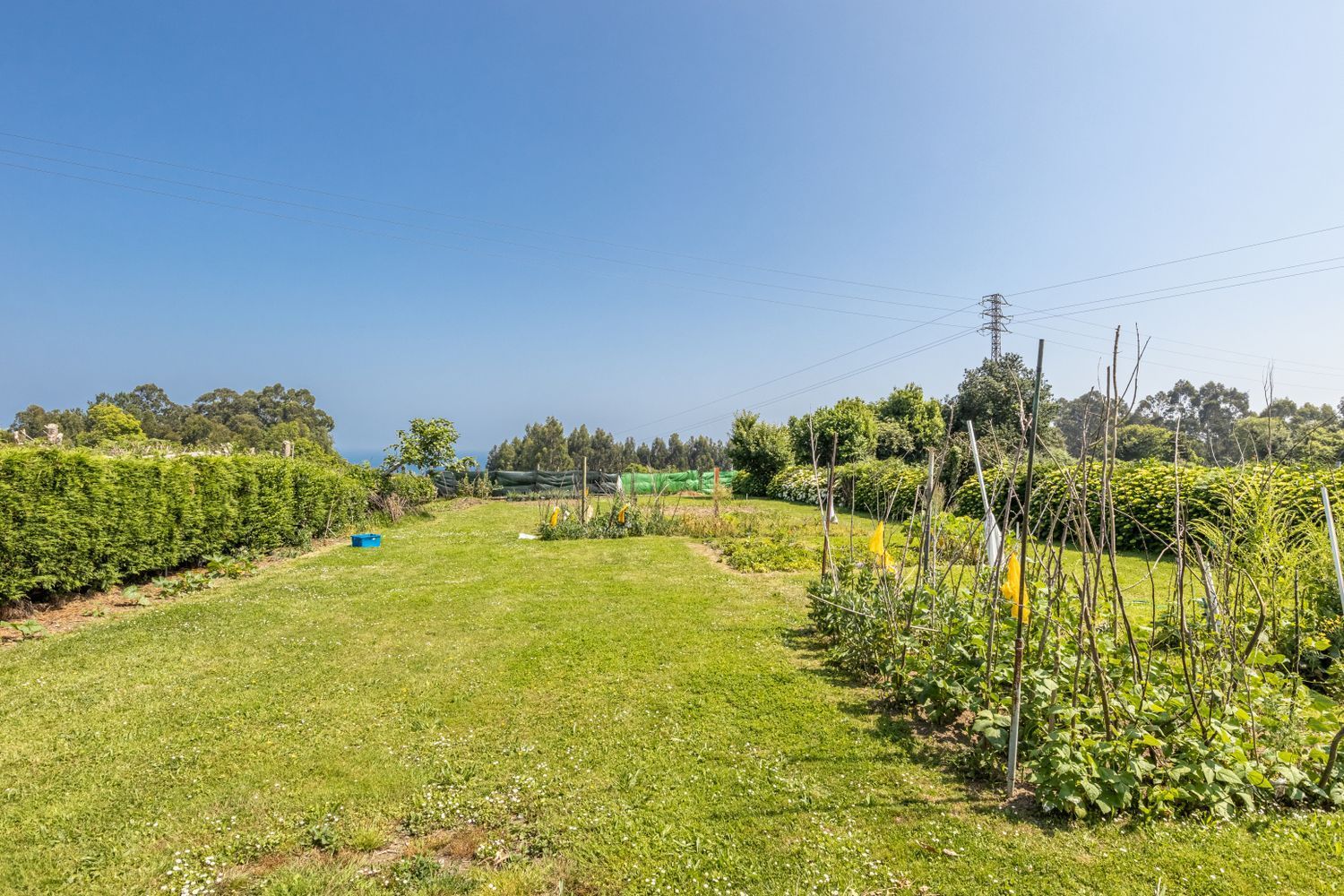 Vende-se casa à beira-mar na rua Villar, em Avilés