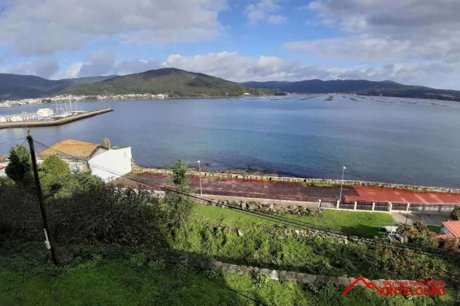 House for sale on the seafront on Calle Do Rebordiño, in Muros