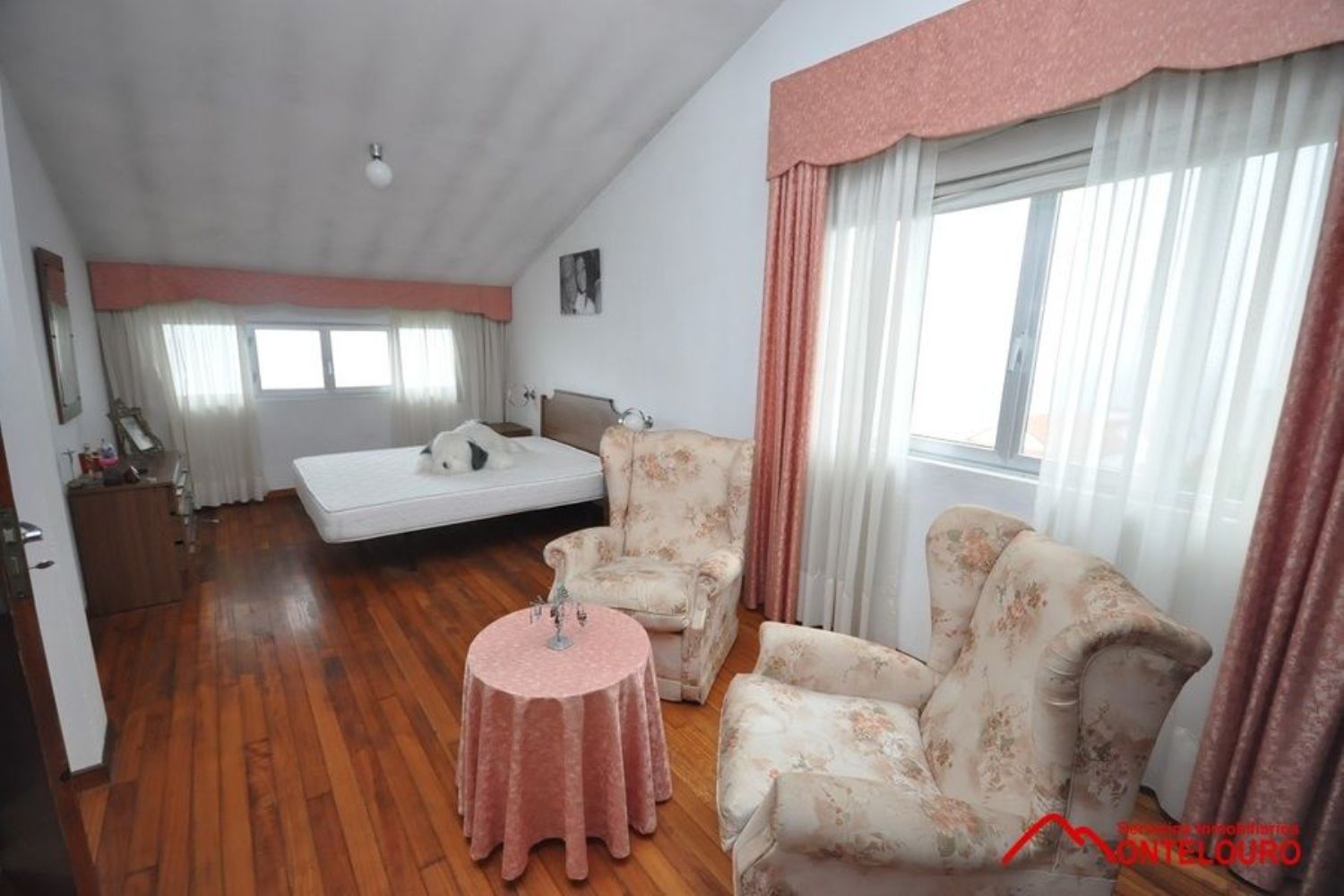 House for sale on the seafront on Calle Do Rebordiño, in Muros