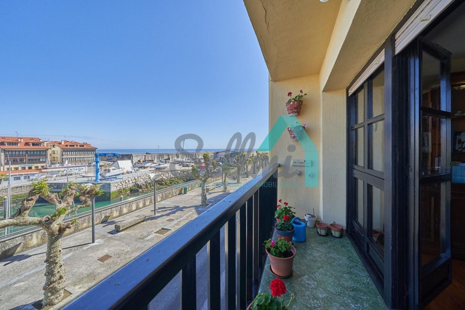 Apartamento en venta en primera línea de mar en la calle San Antón, en Llanes