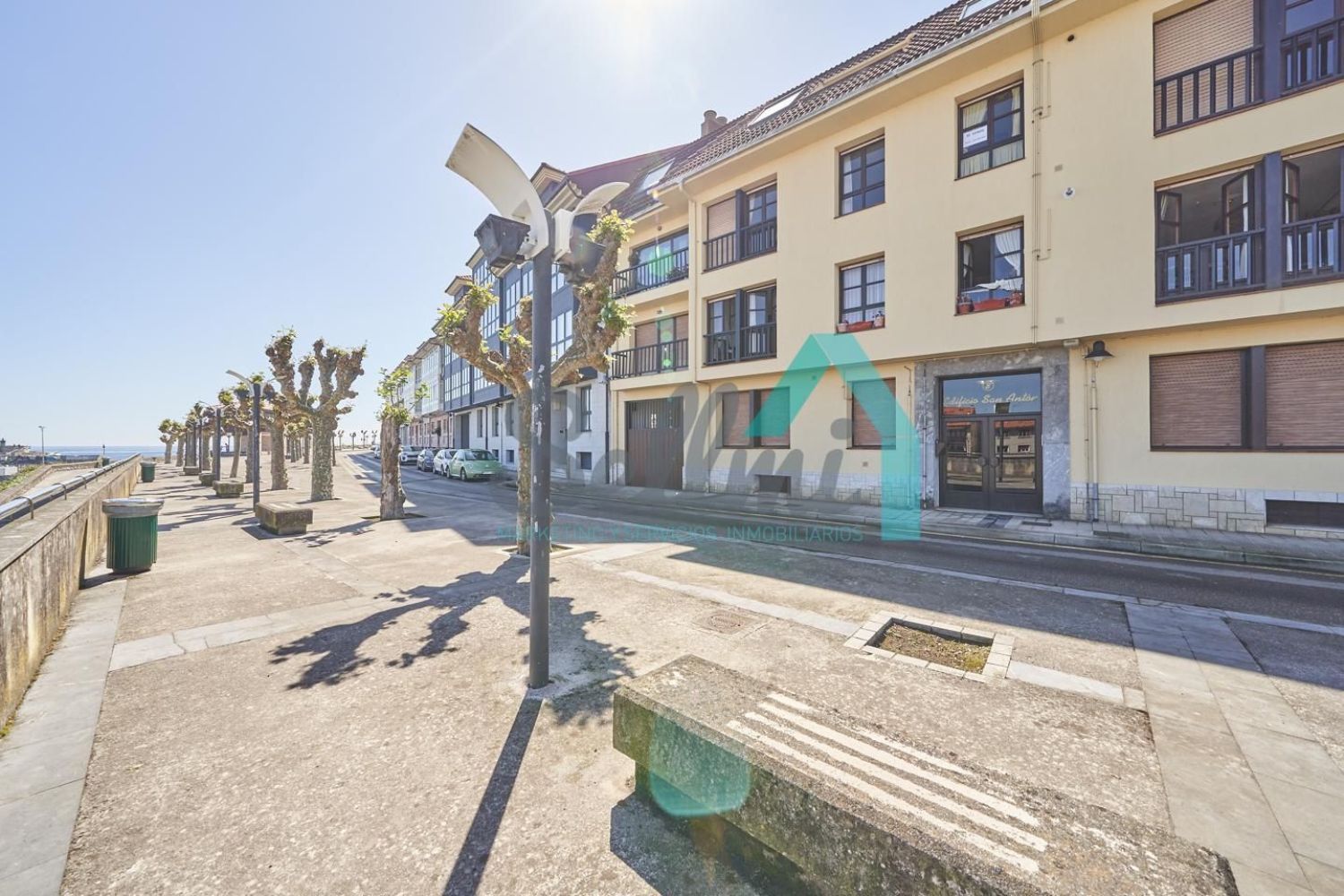Vende-se apartamento à beira-mar na rua San Antón, em Llanes