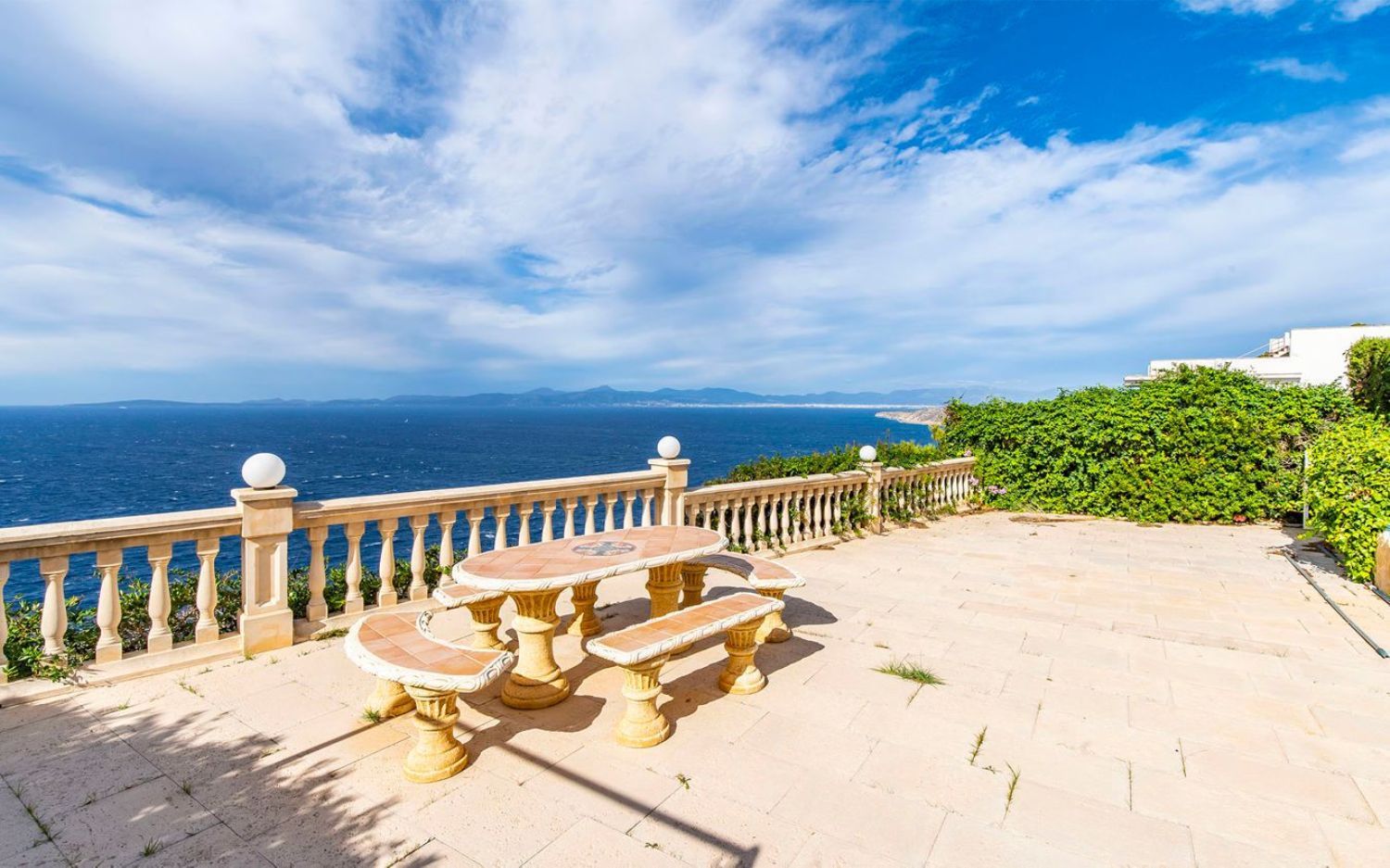 Casa en venda en primera línia de mar en Badia Gran, a Mallorca