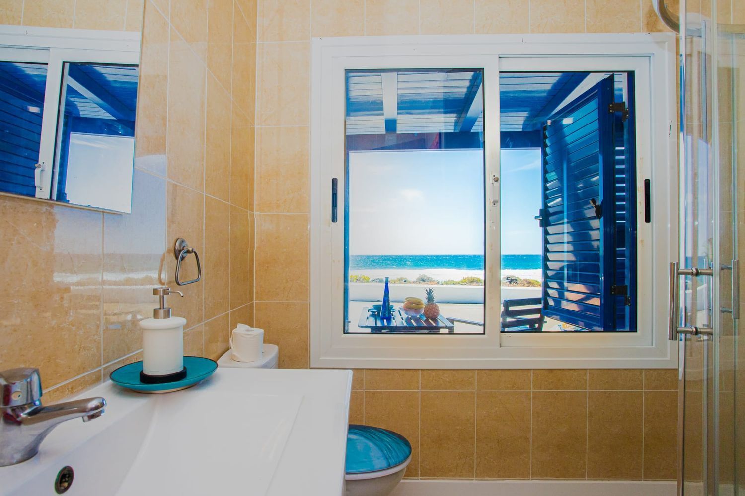 Apartamento à venda na primeira linha do mar em Casitas del Mar, Haría