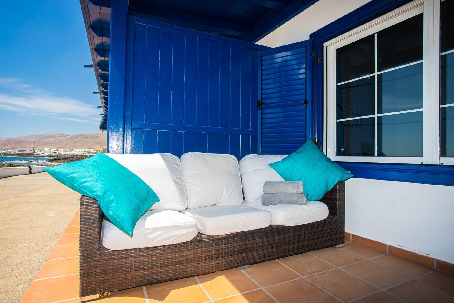 Apartamento à venda na primeira linha do mar em Casitas del Mar, Haría