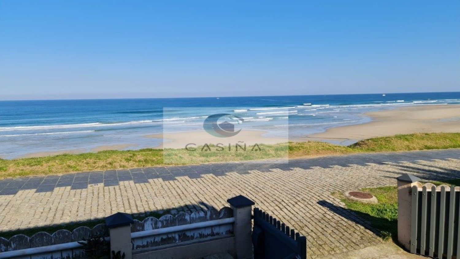 House for sale on the seafront on Paseo Dunas, in Barreiros