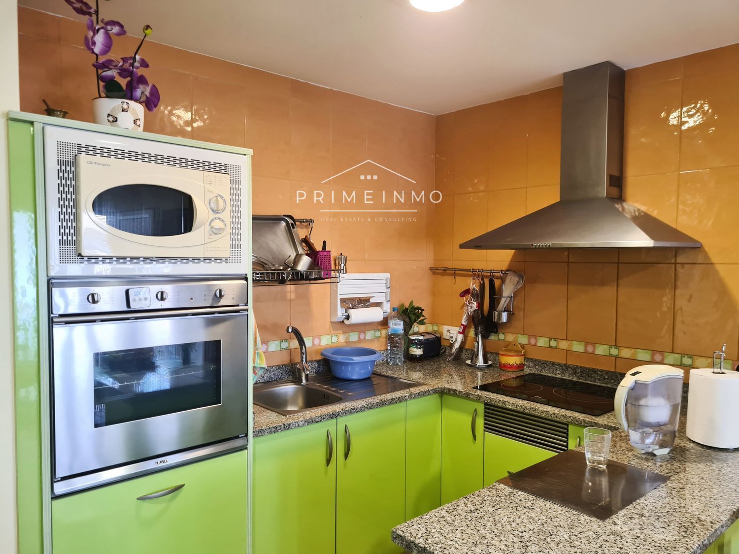 Townhouse for sale on the seafront in Passeig de l'Almadrava, in l'Hospitalet de l'Infant