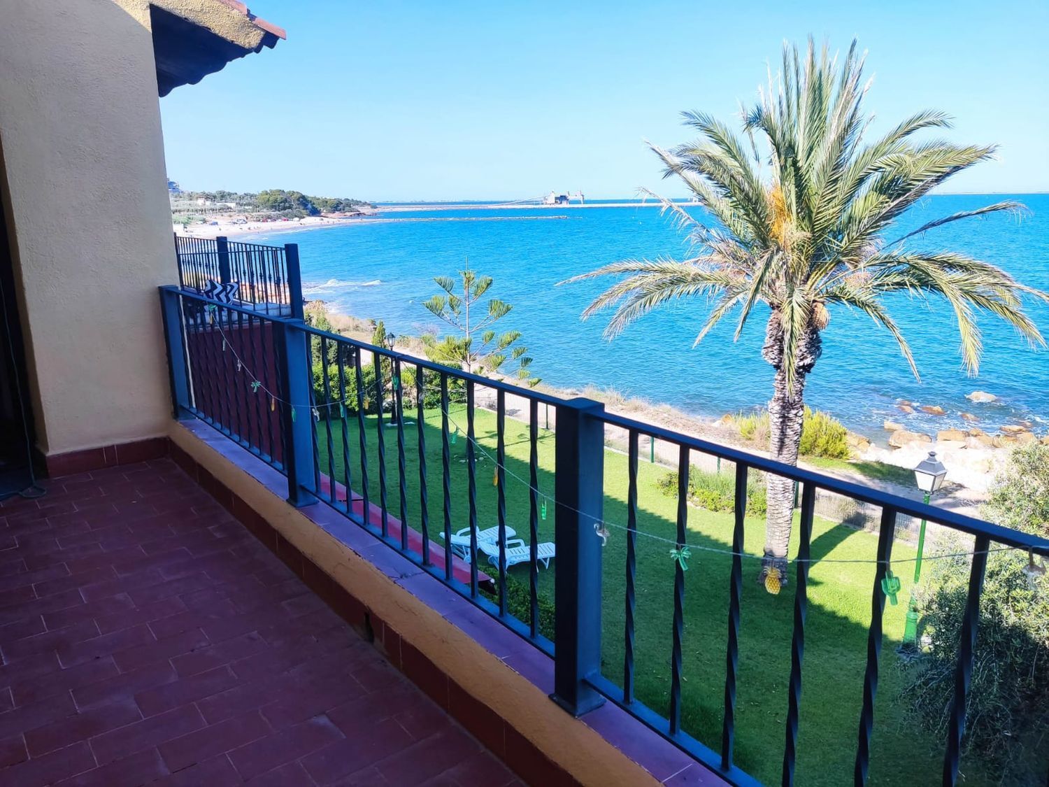 Townhouse for sale on the seafront in Passeig Martí I, l'Humà, in Alcanar
