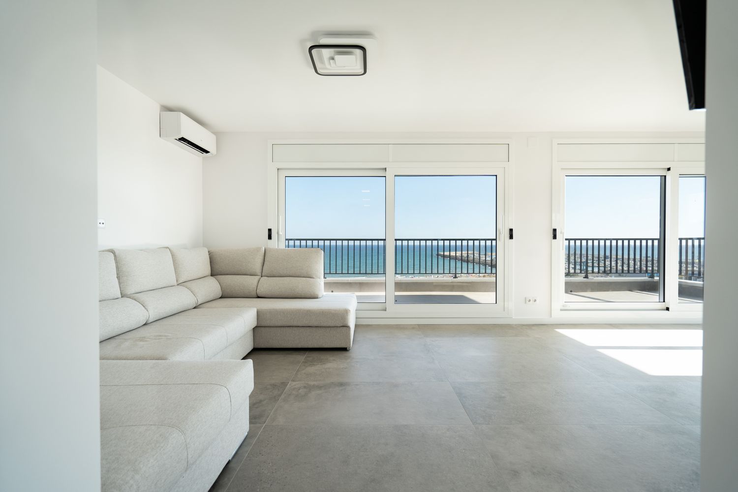 Penthouse for sale on the seafront on the Passeig Marítim de Sant Joan de Déu, in Calafell