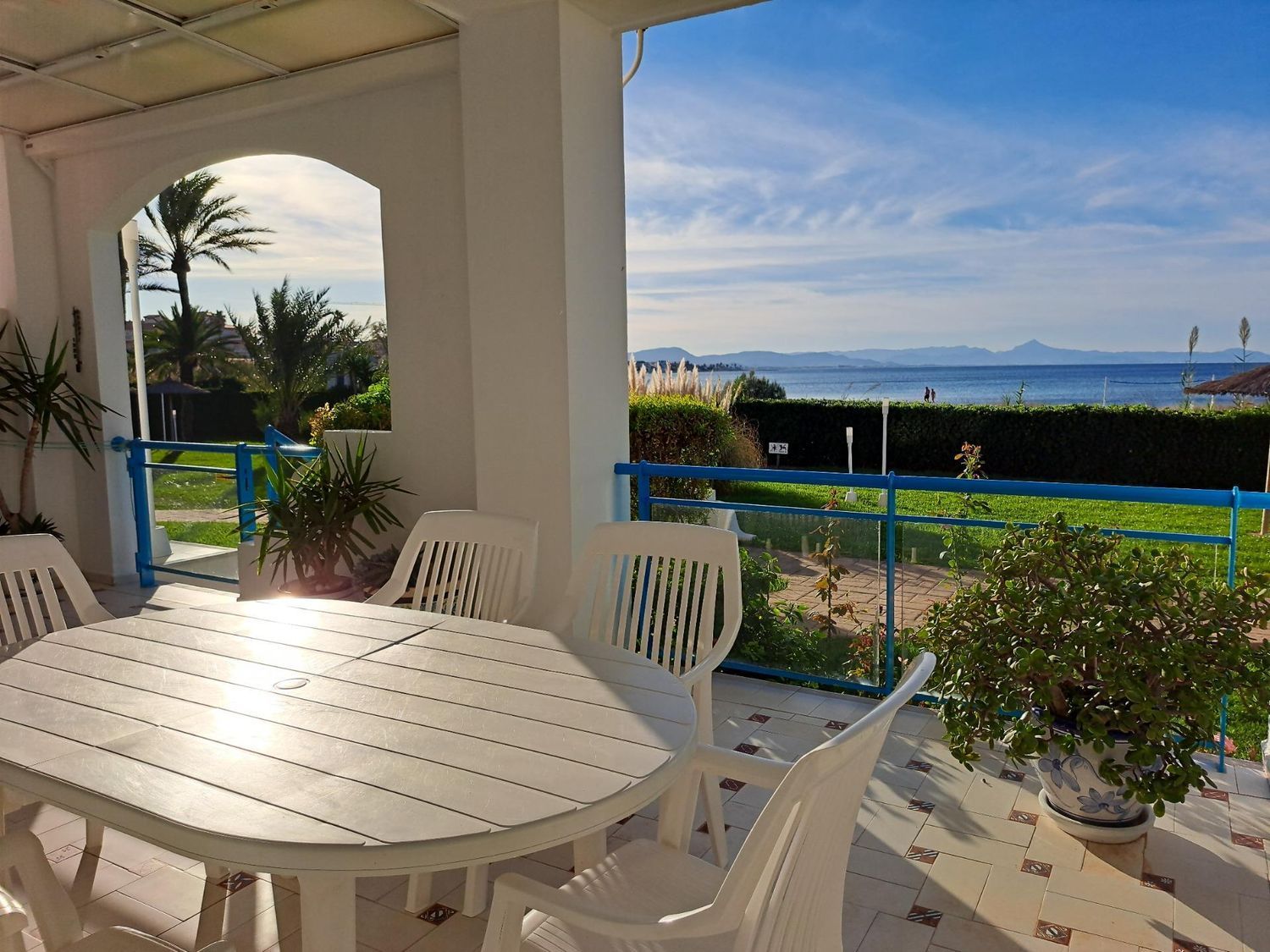 Planta baja en venta en primera línea de mar en Dénia