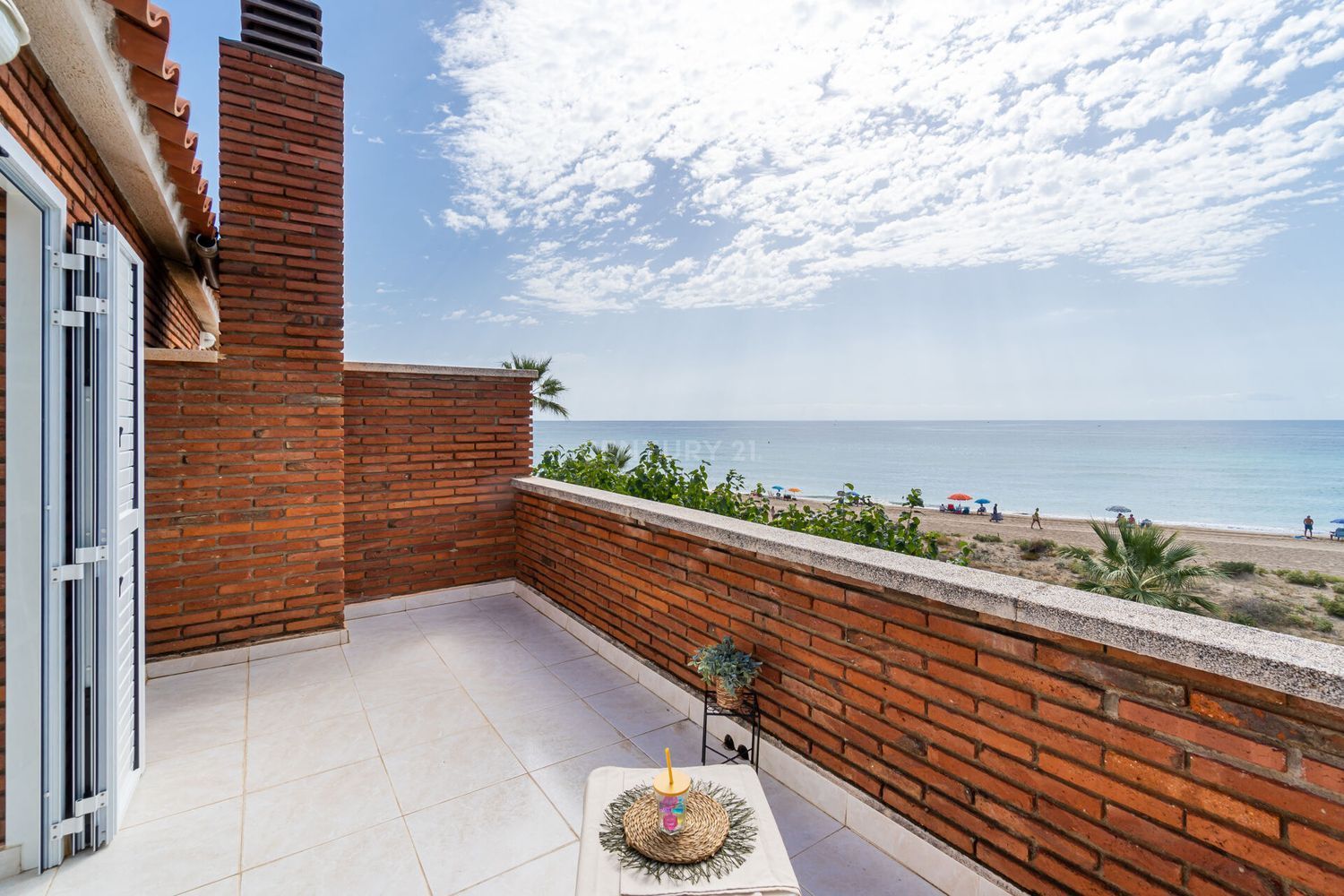 Townhouse for sale on the seafront on Carrer Garbi, in Creixell