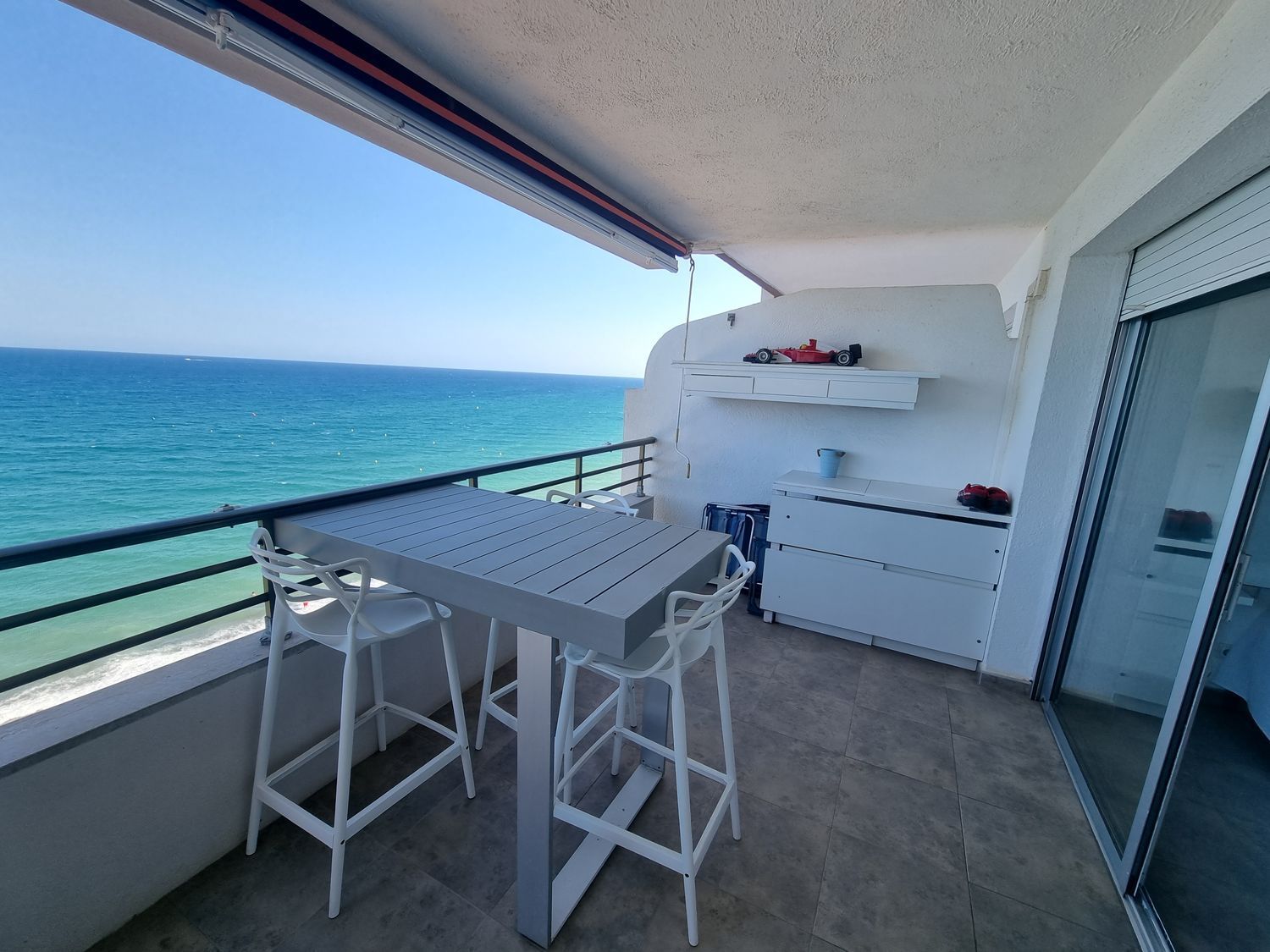 Apartamento en venta en primera línea de mar en el Passeig Marítim, en Miami Playa