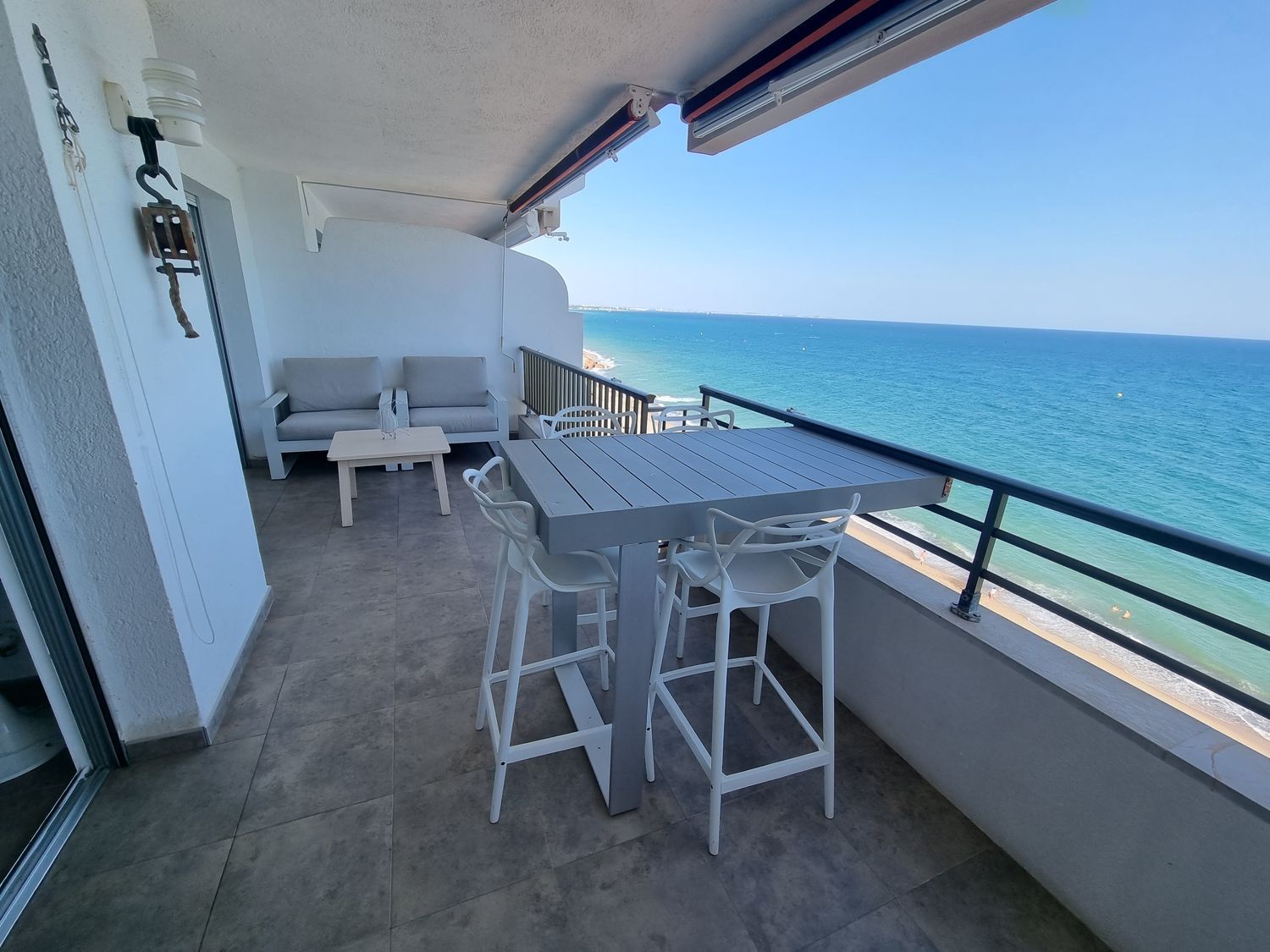 Apartment for sale on the seafront on Passeig Marítim, in Miami Playa