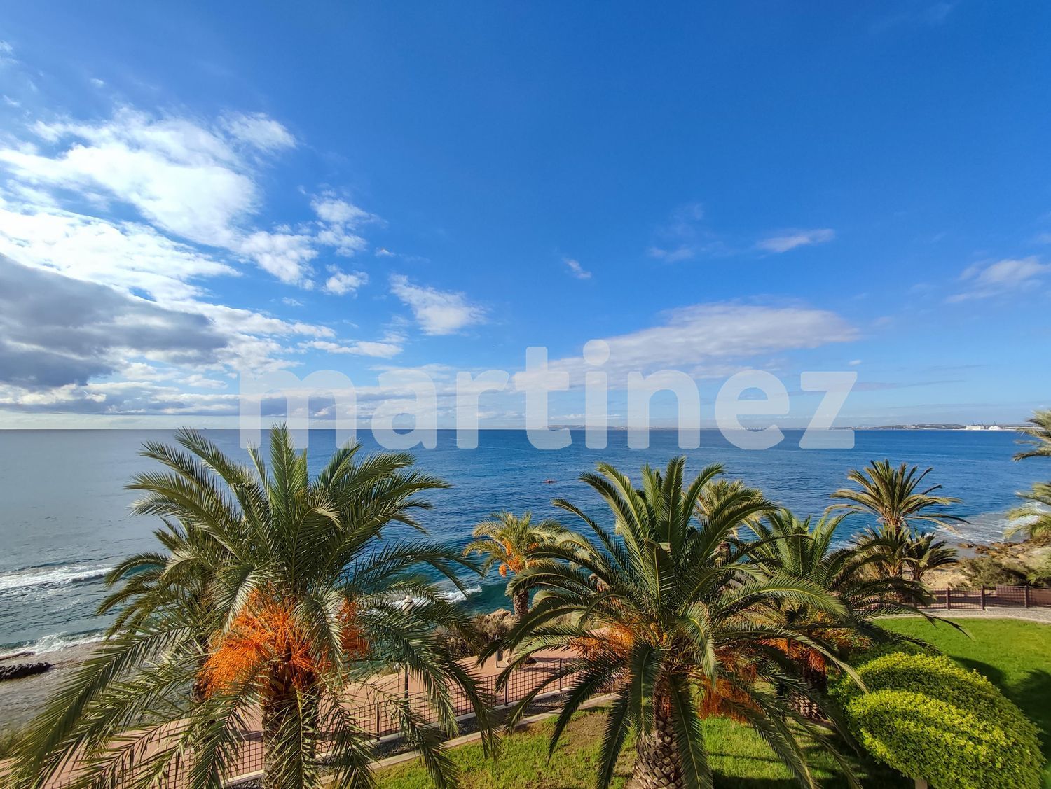 Townhouse for sale on the seafront on Calle Oceano, in Alicante