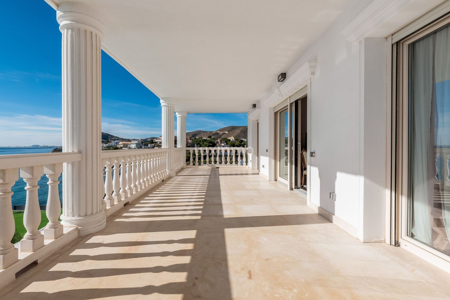 House for sale on the seafront on Avenida de l'Alacantí, in Campell