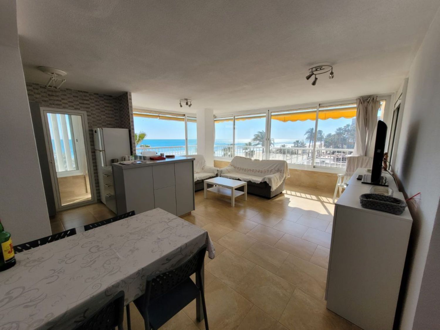 Apartamento en venta en primera línea de mar en la Urbanización Urbanova, en Alicante
