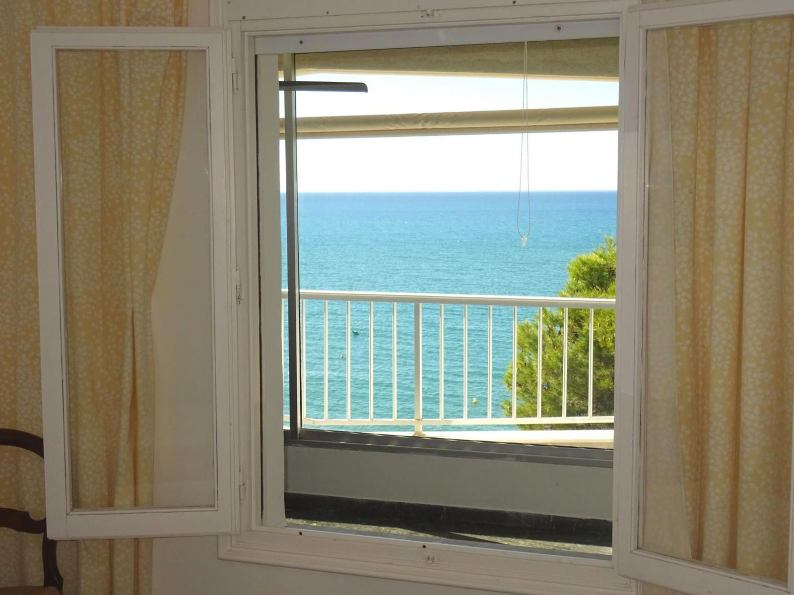 Flat in front of the sea in Brussel-les Street, in Playa dels Pilons/Capellanes in Salou