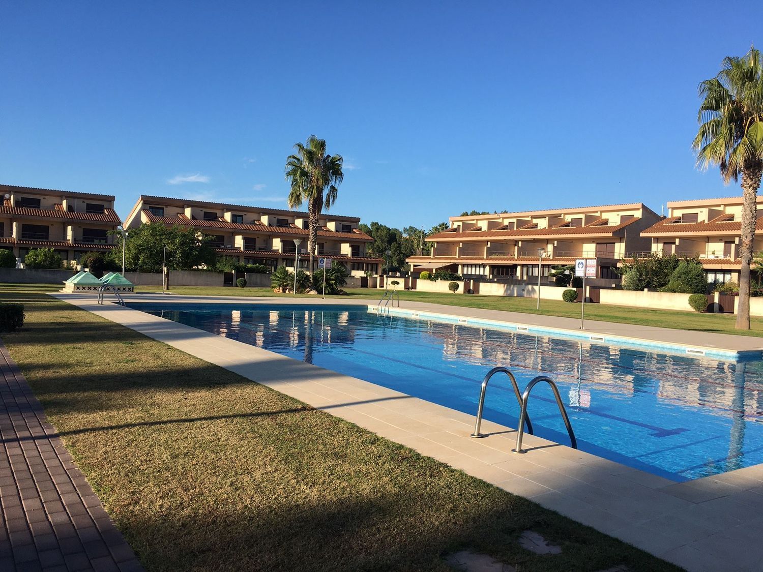 Terraced house for sale, in first line of sea in Terra Alta street, in L'Ampolla.