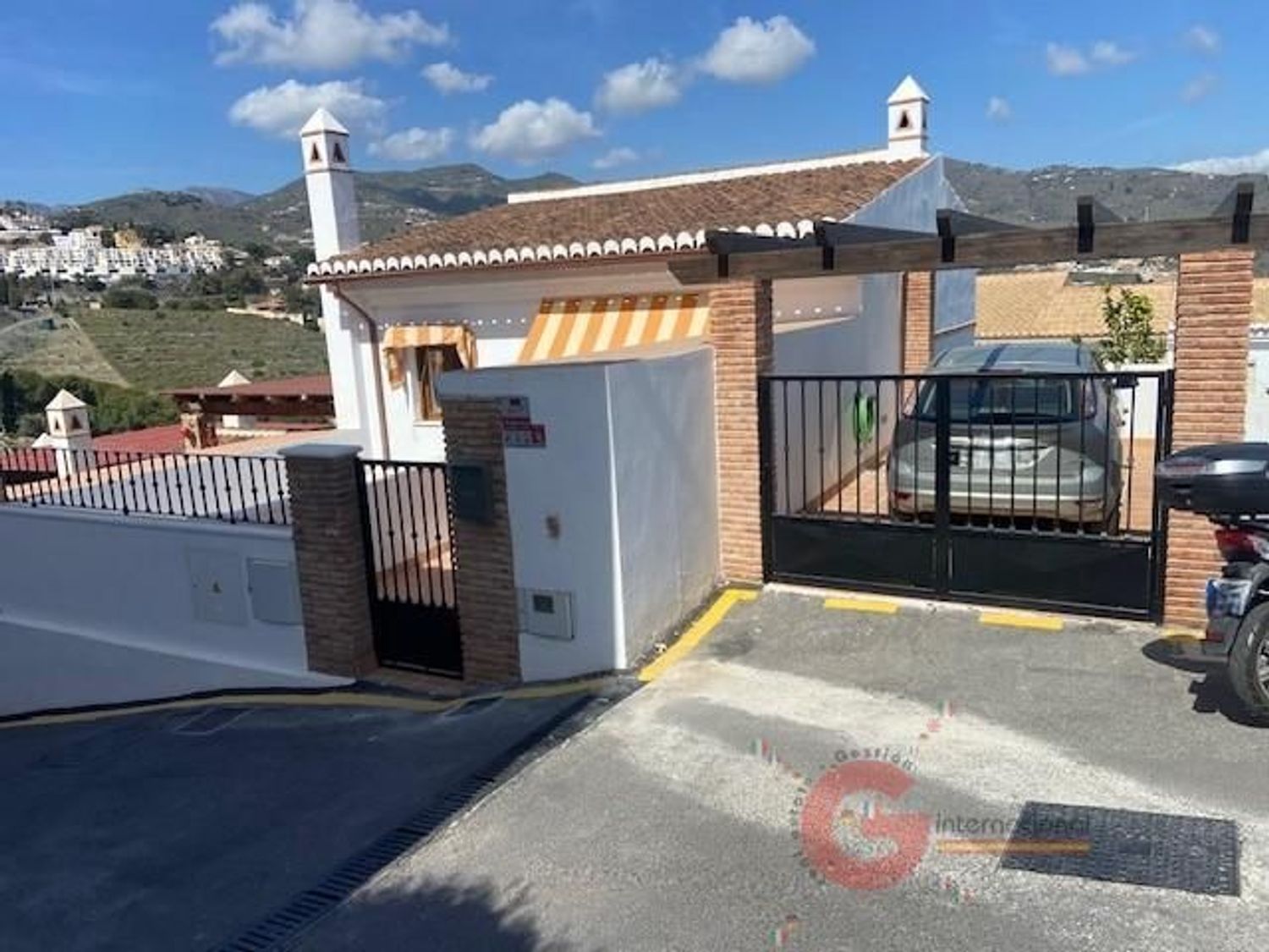 Casa para comprar, em primeira linha do mar no distrito de Velilla, em Almuñecar.