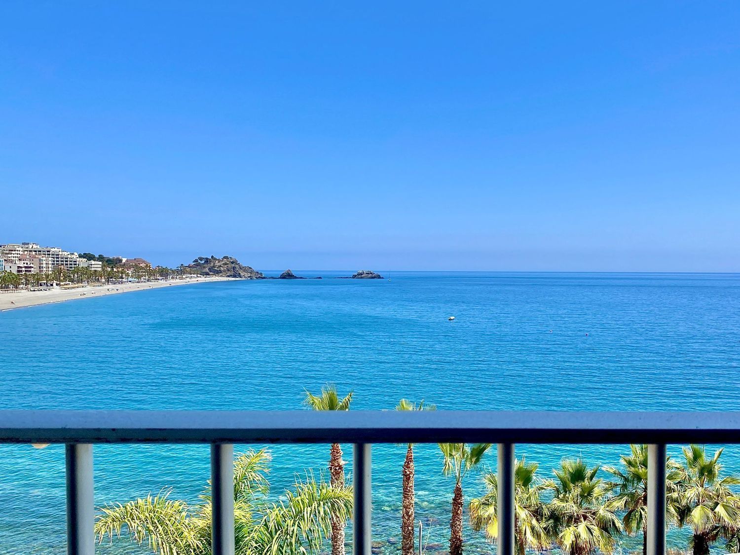 Apartment for sale, in first line of sea in Playa de la china, in Almuñécar.