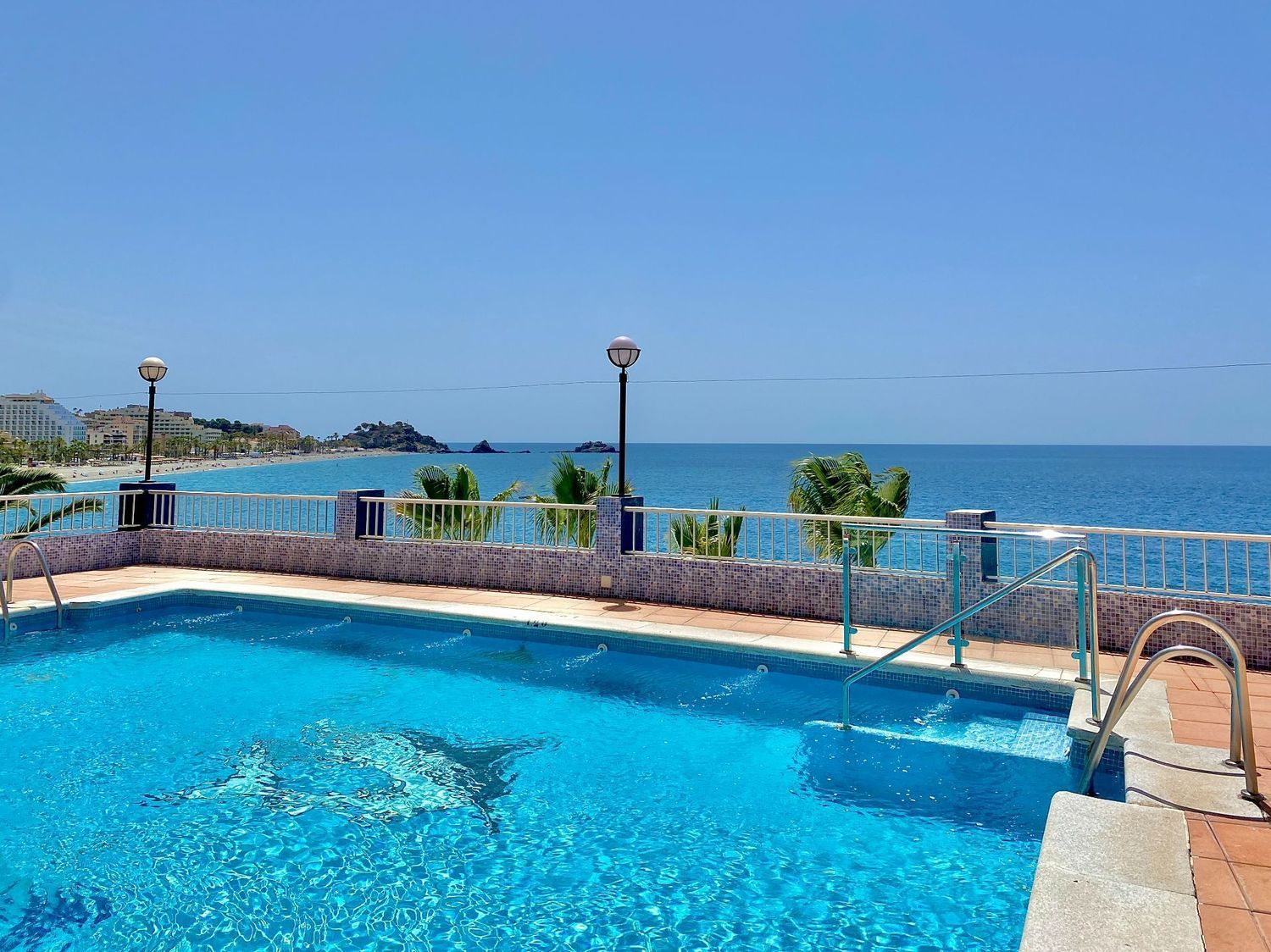 Apartamento à venda, em primeira linha de mar em Playa de la china, em Almuñécar.