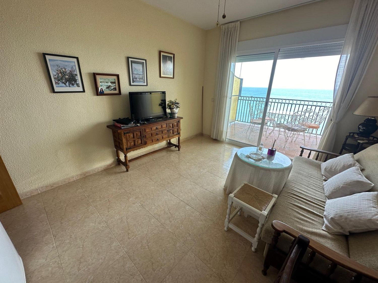 Apartment for sale, in first line of sea in Paseo de Velilla, in Almuñecar.