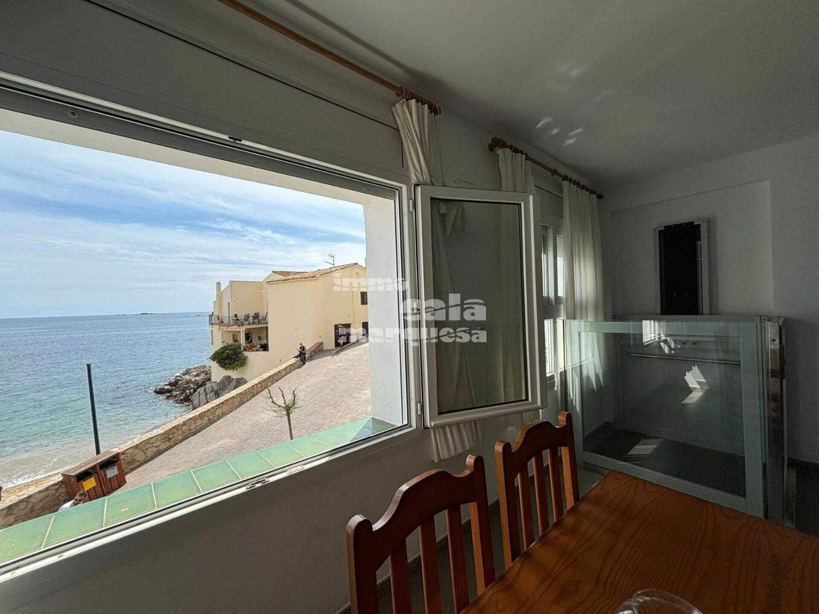 Apartamento à venda, em frente ao mar na praia de Port Bo, em Calella de Palafrugell.