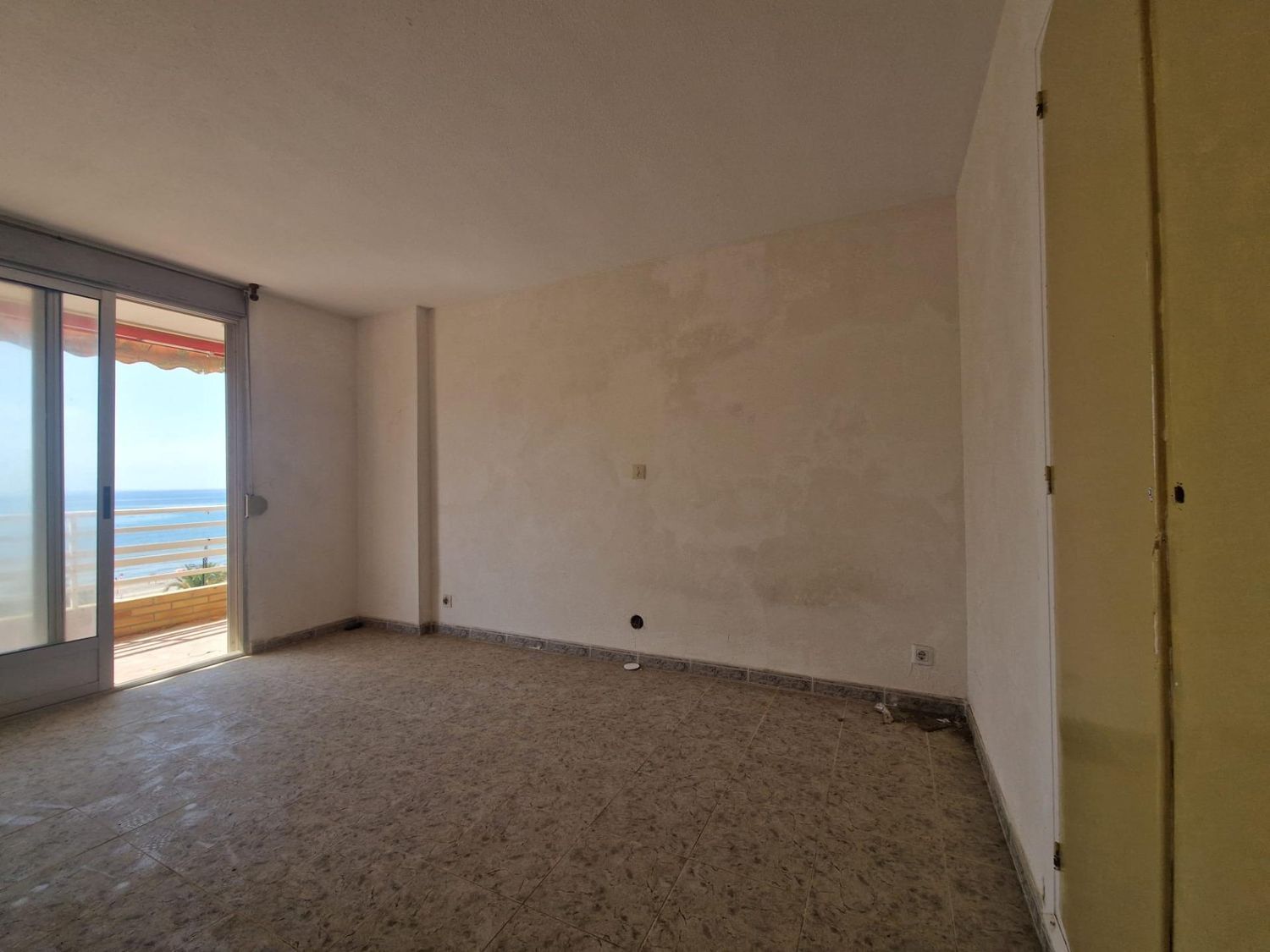 Apartment for sale, in first line of sea in Playa Muchavista, in El Campello.