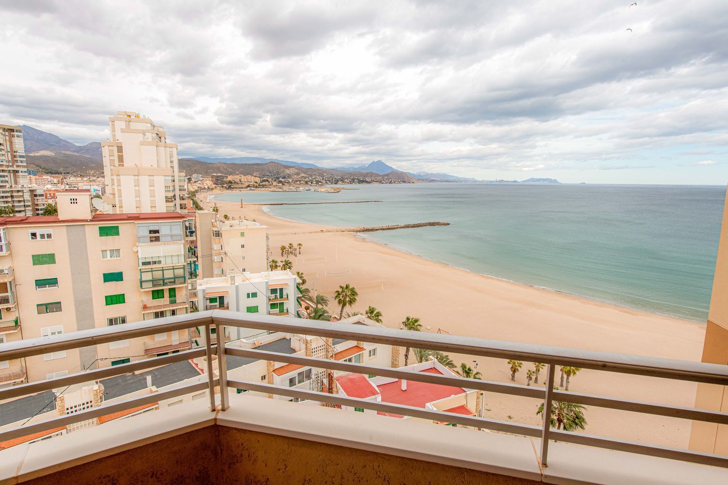 Apartment for sale, in first line of sea in Sant Vicent street, in El Campello.