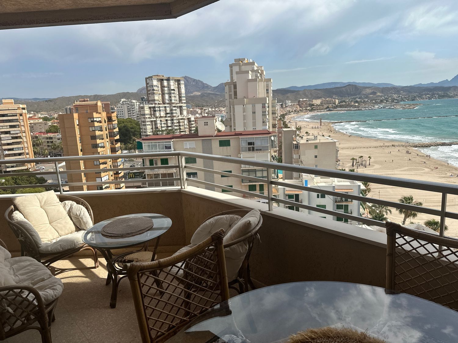 Apartamento para venda, em primeira linha de mar na rua Sant Vicent, em El Campello.