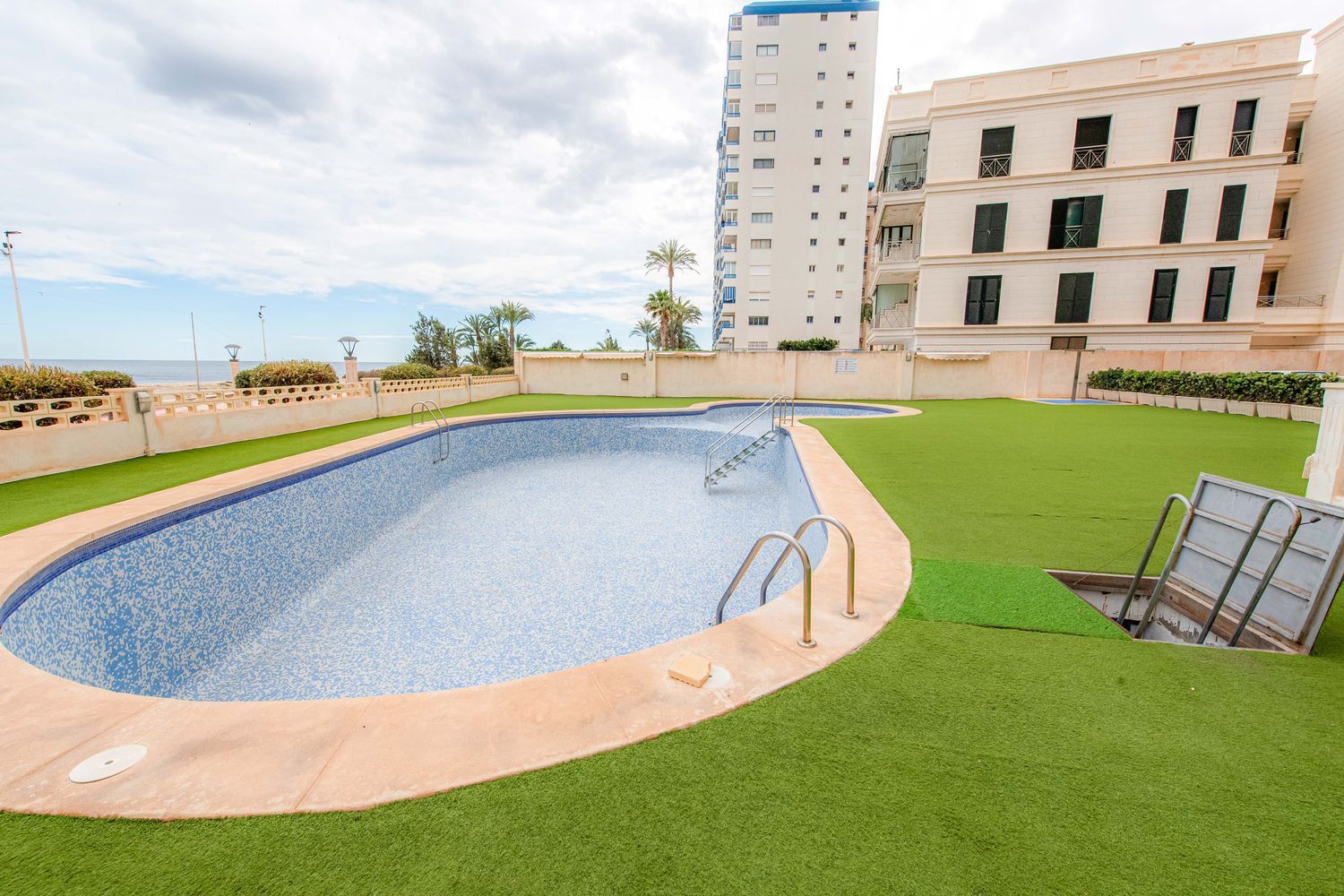 Apartment for sale, in first line of sea in Sant Vicent street, in El Campello.