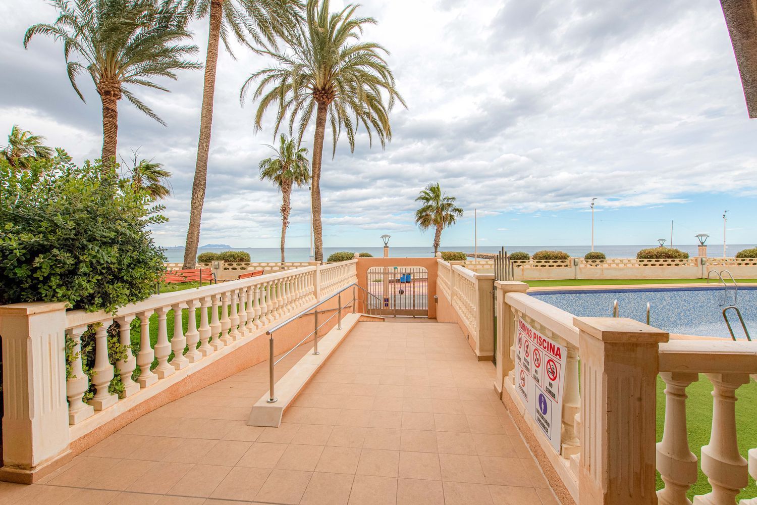 Apartment for sale, in first line of sea in Sant Vicent street, in El Campello.