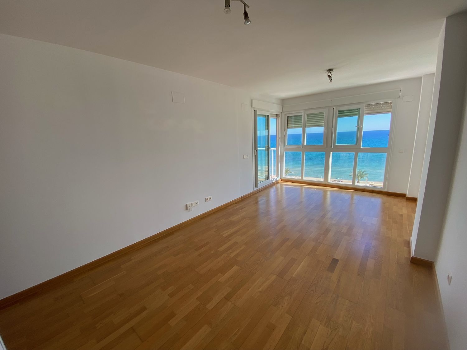 Apartment for sale, in first line of sea in Sorolla street, in El Campello.