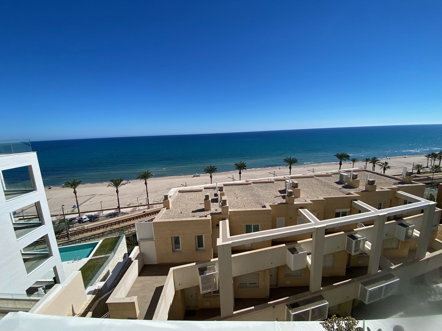 Apartamento para venda, em primeira linha de mar na rua Sorolla, em El Campello.