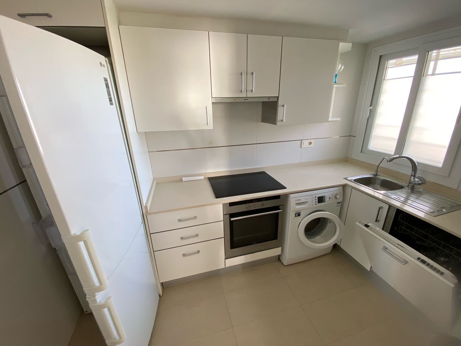 Apartamento para venda, em primeira linha de mar na rua Sorolla, em El Campello.