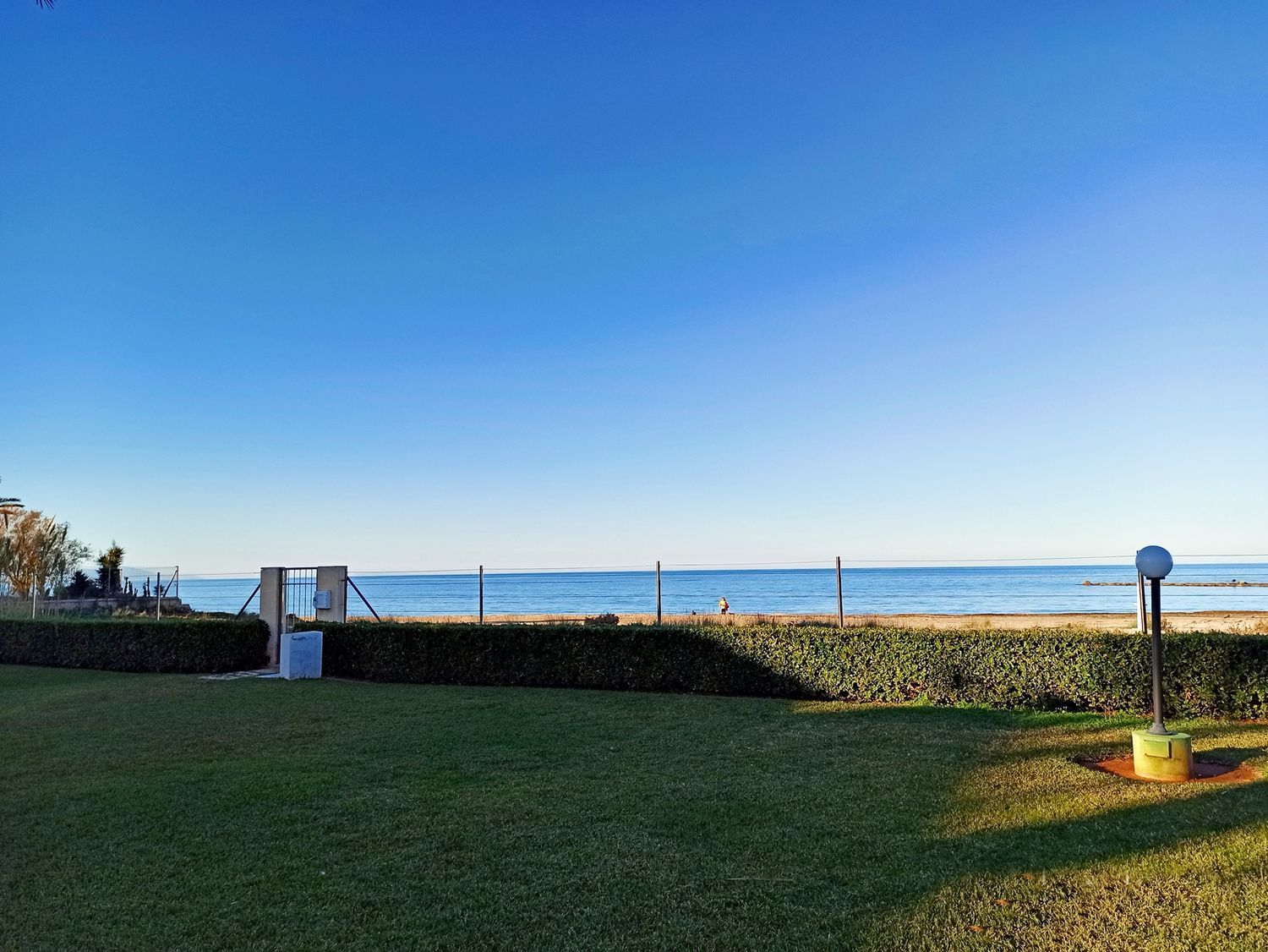 Xalet adossat en venda, a primera línia de mar a Devesses, a Dénia.