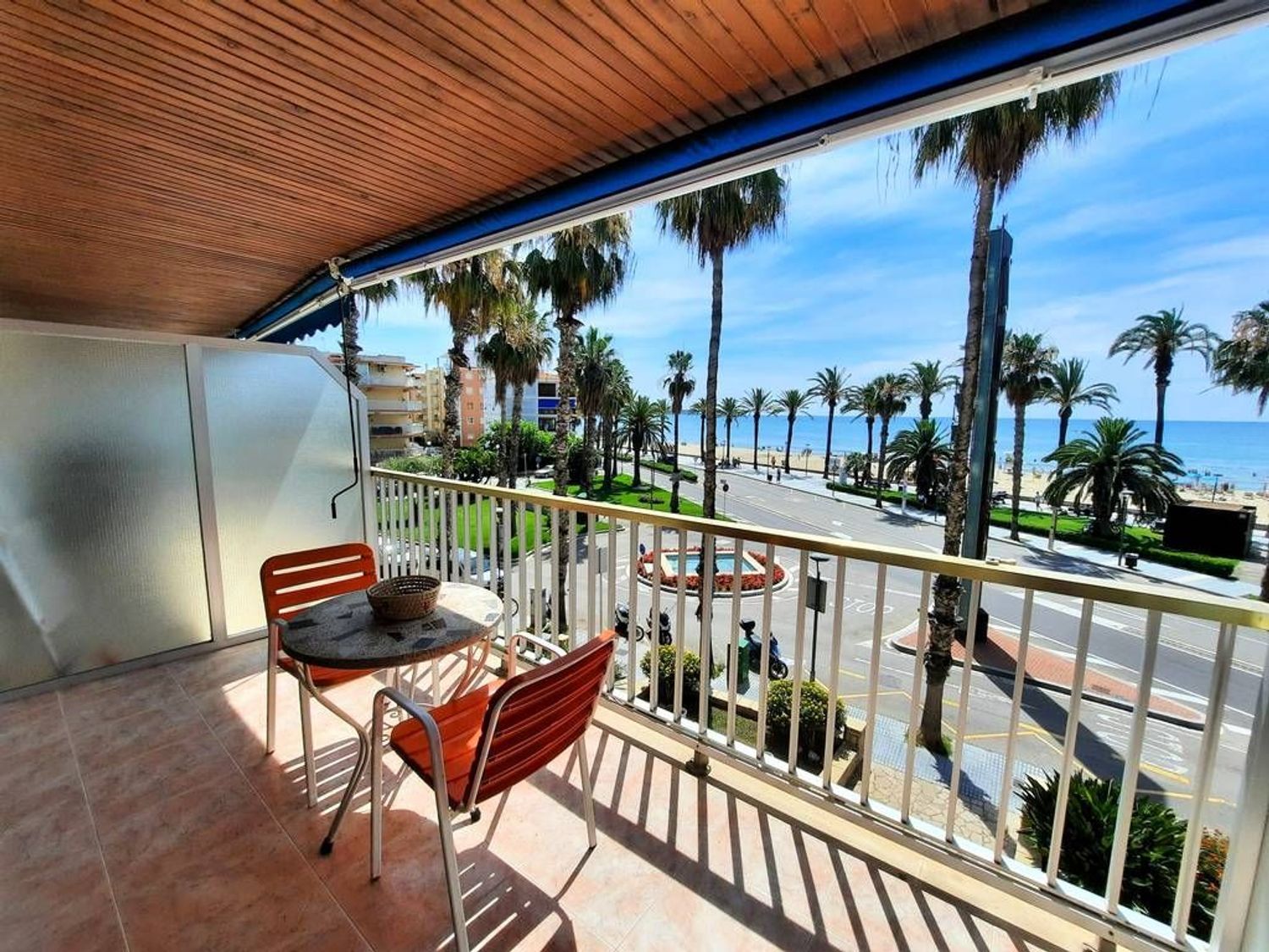 Apartment for sale, in first line of sea in Plaza de Venus, in Salou.