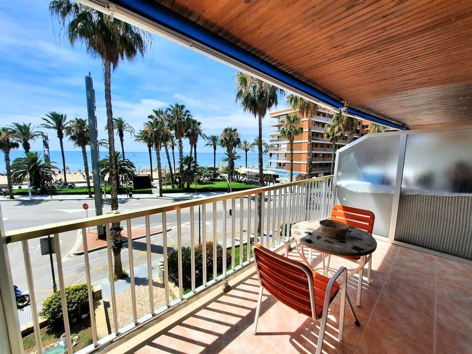 Apartment for sale, in first line of sea in Plaza de Venus, in Salou.