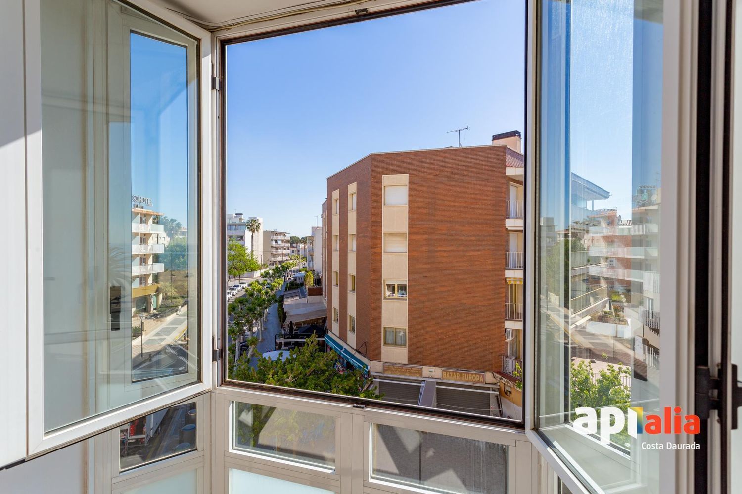 Apartment for sale, in first line of sea in Rambla de Jaume, in Cambrils.